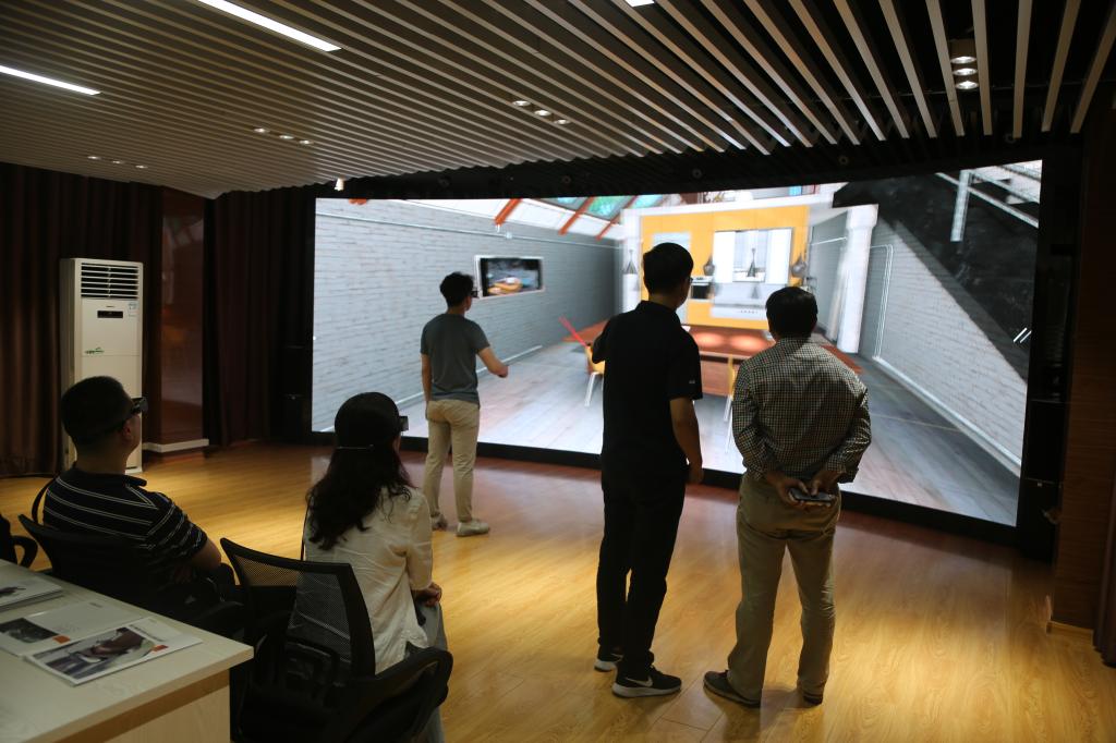 在南阳理工学院计算机与太阳集团tyc5997进行VR体验